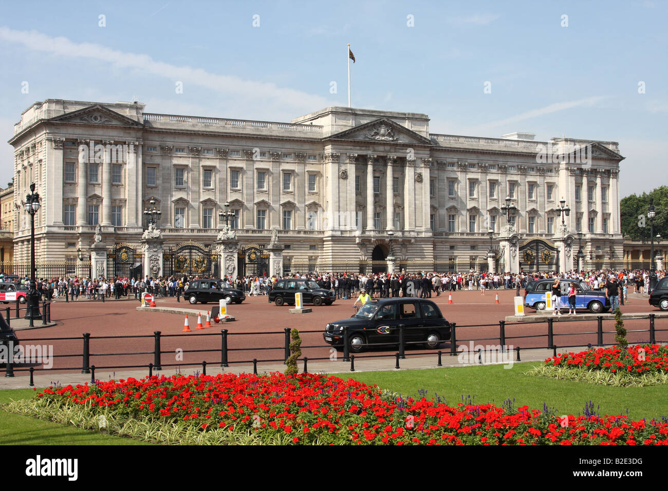 Buckingham Palace, London. Die offizielle Residenz von Queen Elizabeth II mit der Flagge des Monarchen zu bezeichnen ist in der Residenz Stockfoto