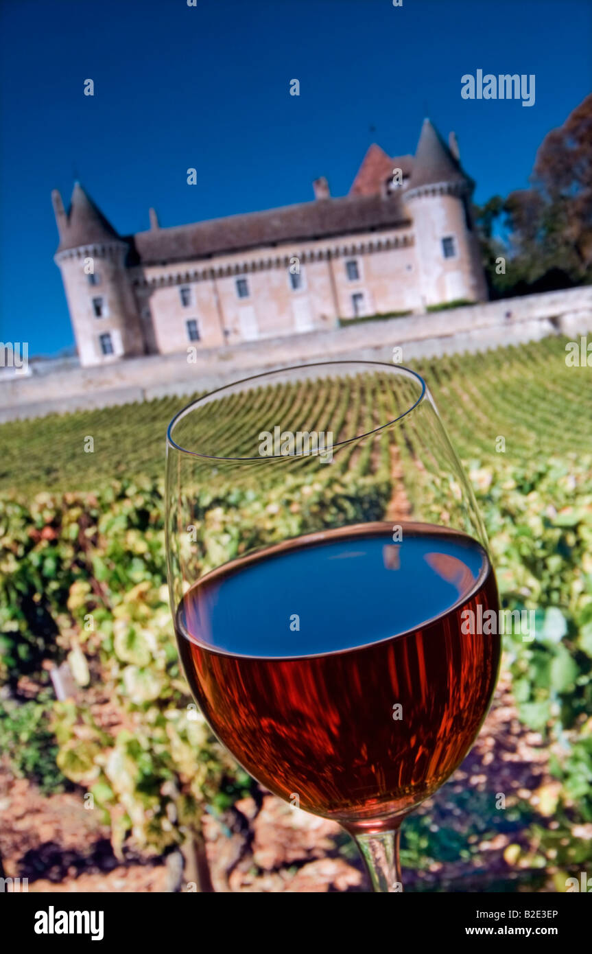 CHATEAU de Rully Rotweinprobe Glas im Freien im Weinberg von Antonin Rodet und Chateau de Rully hinter, Saone-et-Loire, Cote Chalonnaise, Frankreich. Stockfoto