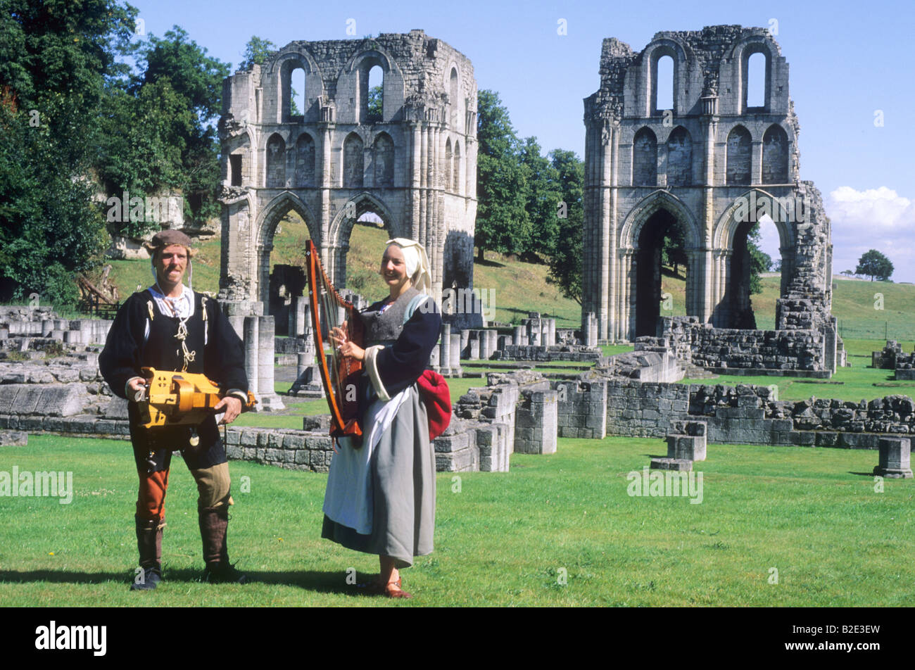 Roche Abtei Yorkshire mittelalterliche Musiker Reenactment Musik Musikinstrumente Drehleier Gurdy Harfe Mann Frau Kostüm Stockfoto