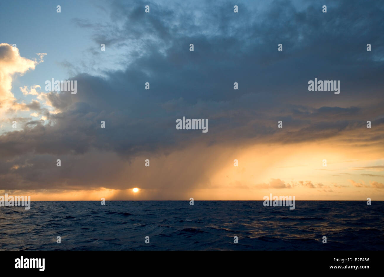 Dunkle Regenwolken bilden über das Karibische Meer in der Nähe von St. Thomas auf den Leeward-Inseln Stockfoto