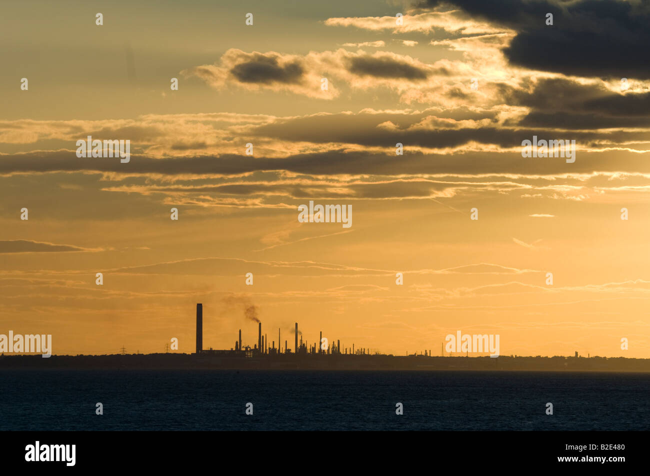 Sonnenuntergang über Fawley Raffinerie Southampton Wasser Hampshire UK Stockfoto