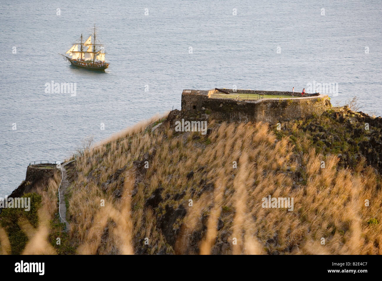 Alte englische Fort und ein Quadrat manipulierten Segelboot auf Pidgeon Island in Rodney Bay St Lucia bei Sonnenuntergang von oben auf den Signal Hill Stockfoto