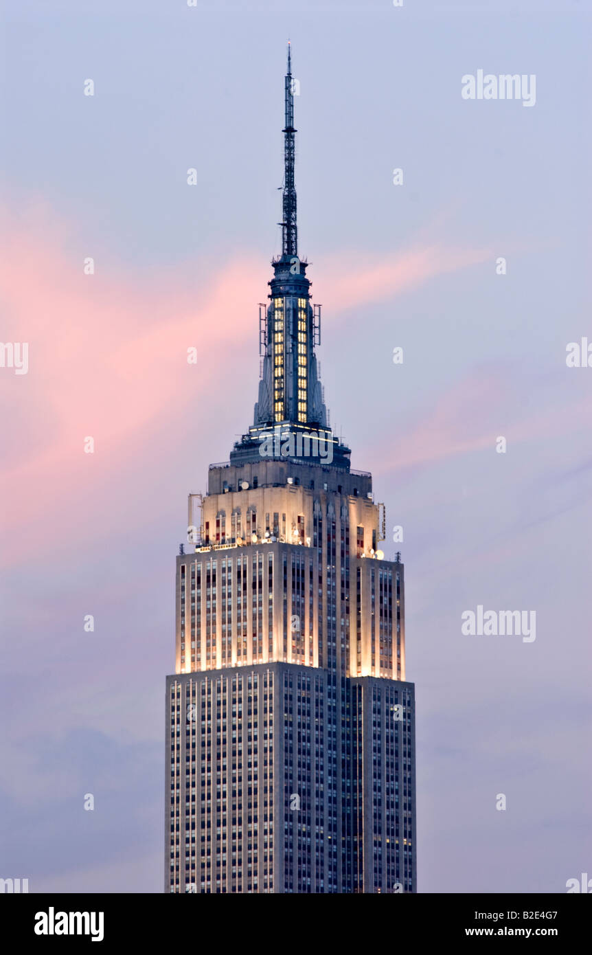 Empire State Building in der Dämmerung Stockfoto