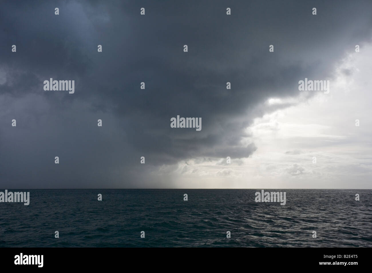 Eine Schlechtwetterfront mit Regen bewegen über den Ozean Stockfoto