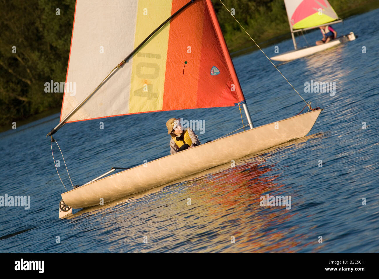 Ein Teenager Segel für ihre Yacht auf Lackford Seen, Lackford, Suffolk Stockfoto