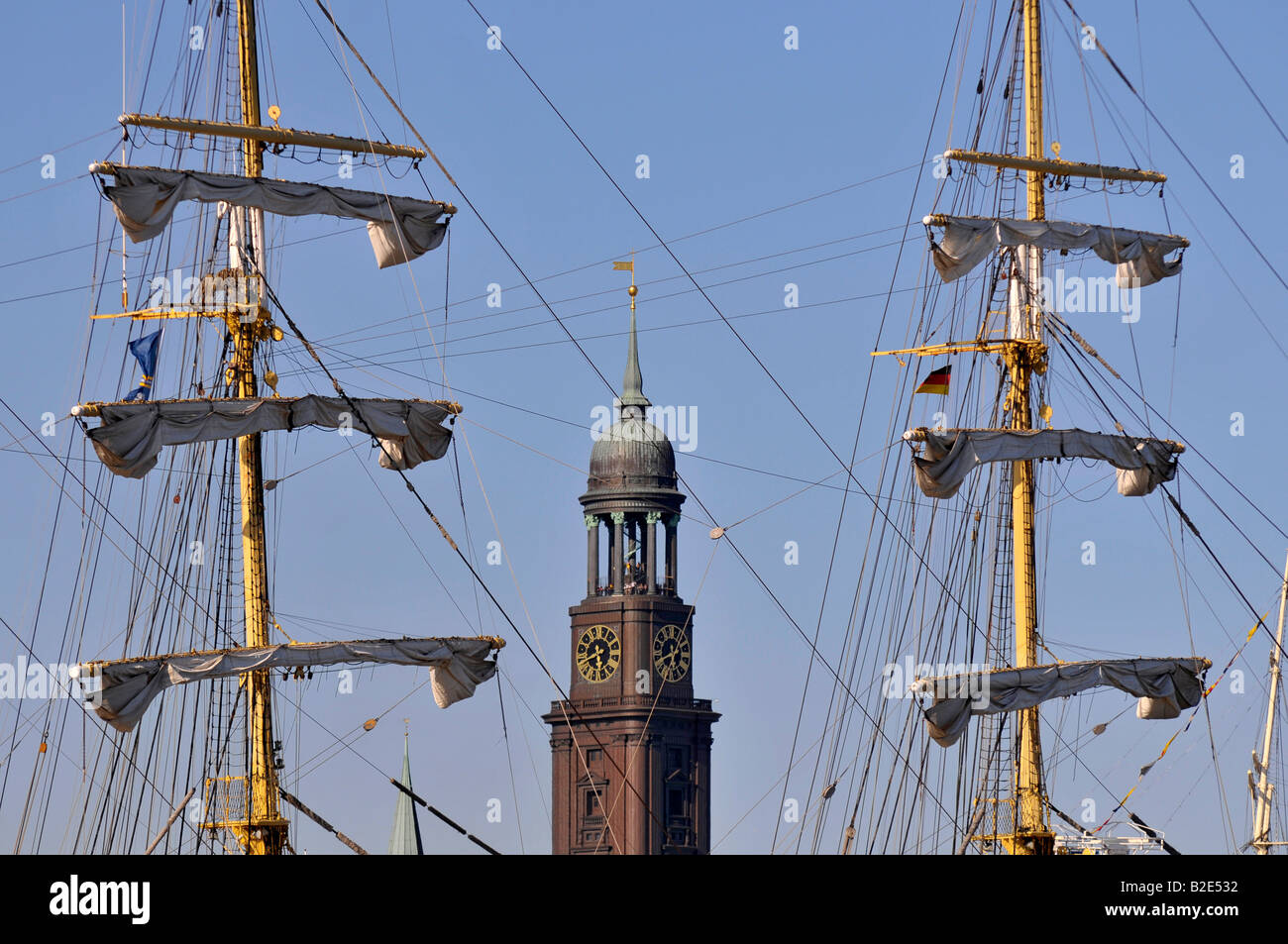 Takelage eines Segelschiffes vor Michel, St.-Michaelis-Kirche, maritimes Flair, Geburtstagsfeiern Hafen, Hafen, Hamburg, Stockfoto