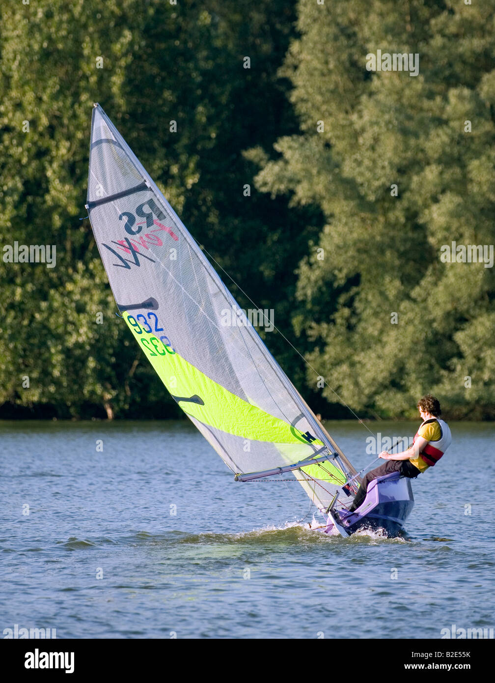 Ein Teenager in eine RS Feva-Yacht geht; Lackford Seen, Suffolk Stockfoto