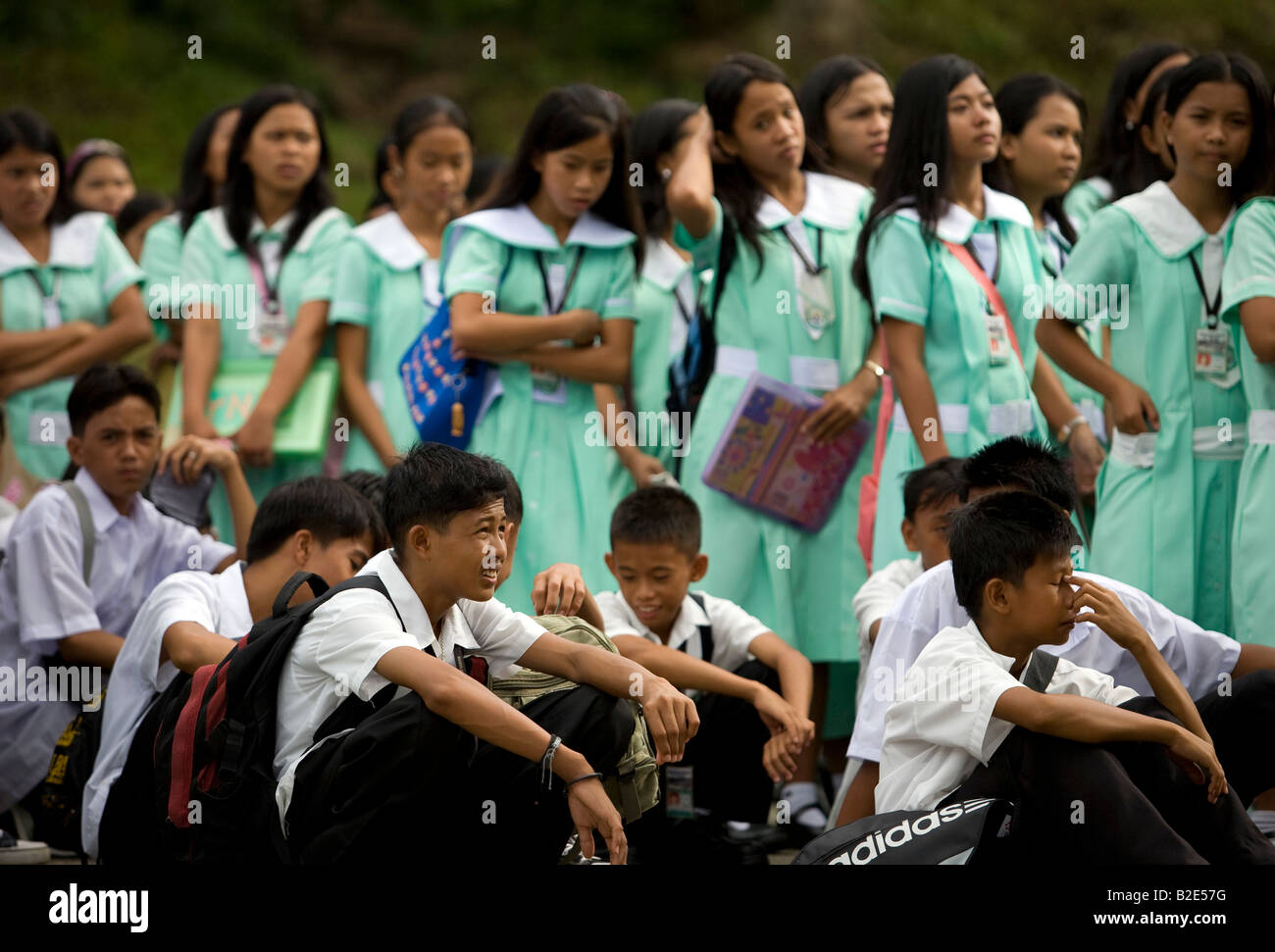 Mansalay katholische SchülerInnen und Schüler sammeln für den Beginn der Schule in Mansalay, Oriental Mindoro, Philippinen. Stockfoto
