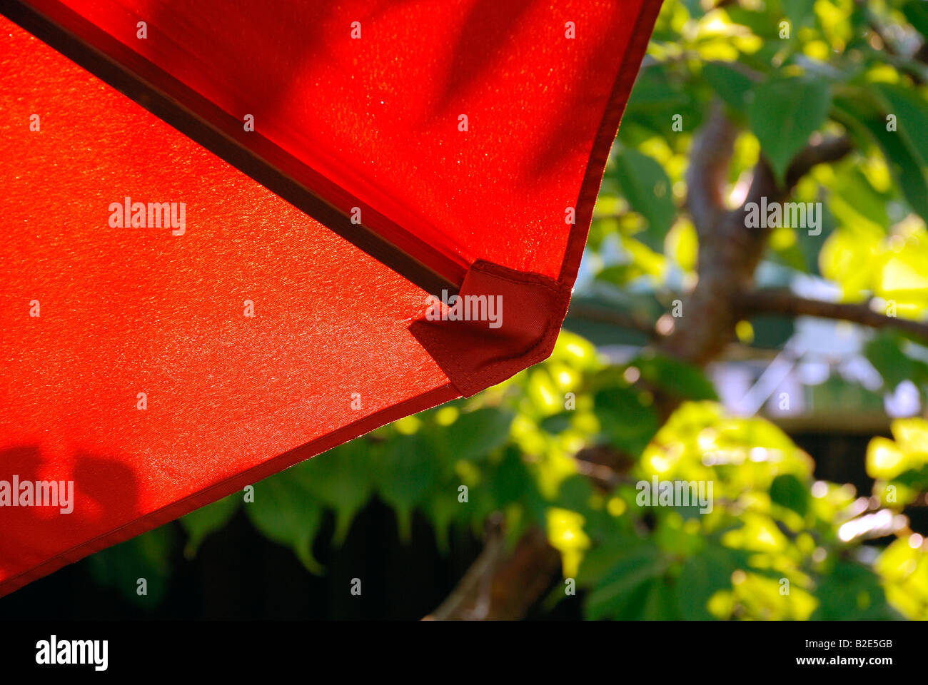 roter Garten Sonnenschutz Stockfoto