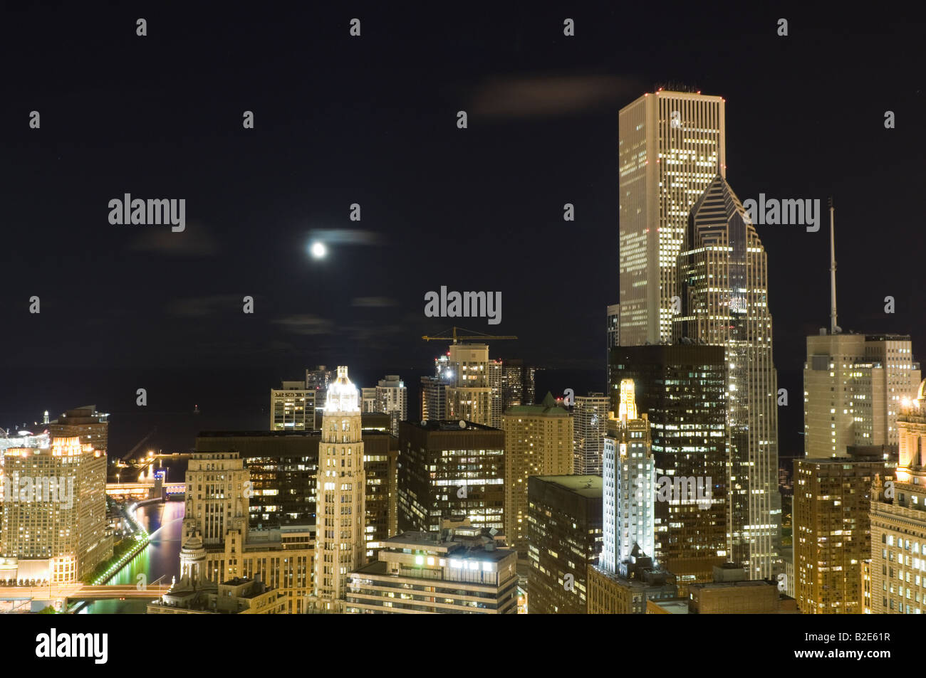 Chicago River East in der Nacht Stockfoto