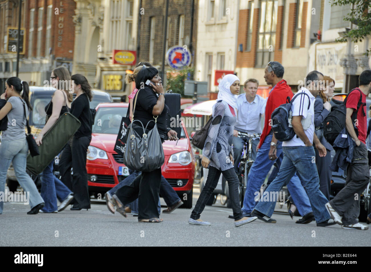 Fußgänger überqueren Road Angel Islington London UK Stockfoto