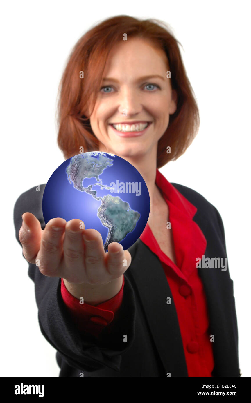 Geschäftsfrau, die mit der Erde in der hand Stockfoto
