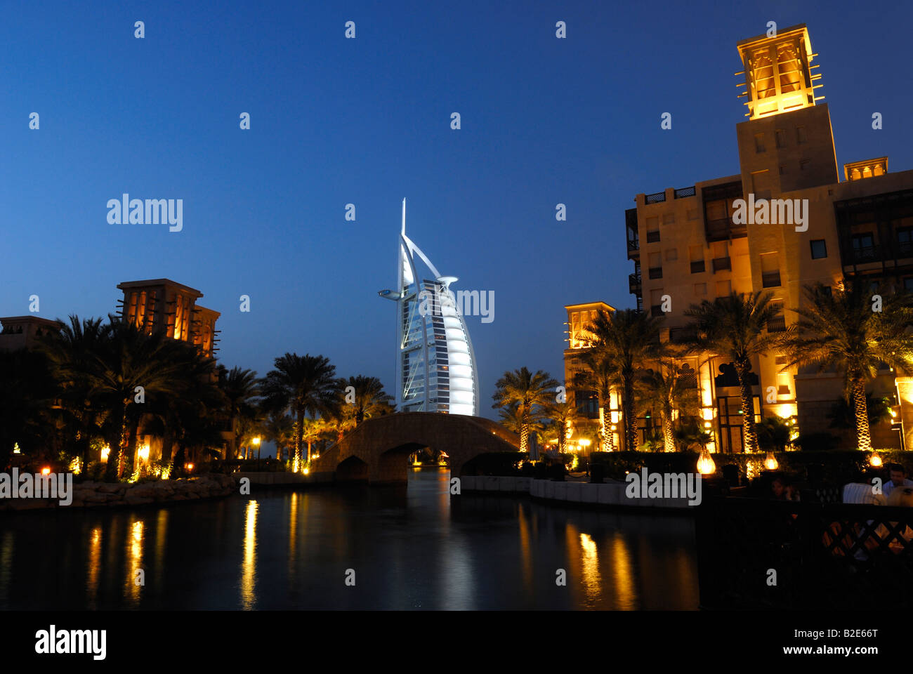 Mina ein Salam Hotel in der Abenddämmerung mit Burj al Arab Hotel im Hintergrund Dubai Vereinigte Arabische Emirate Stockfoto