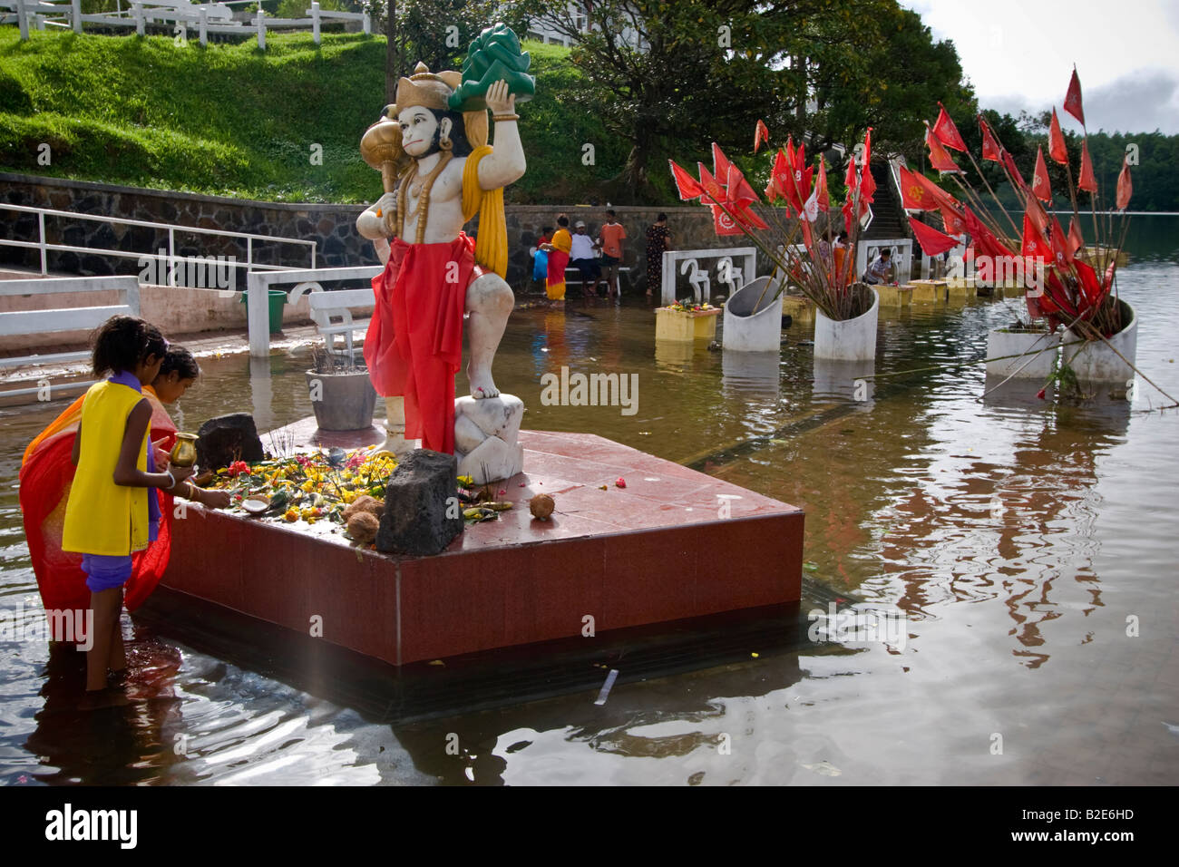 Anhänger, die ihre Gebete zu einer Statue von Lord Hanuman, hindu-Gottheit, am Heiligen See von Grand Bassin Mauritius Stockfoto