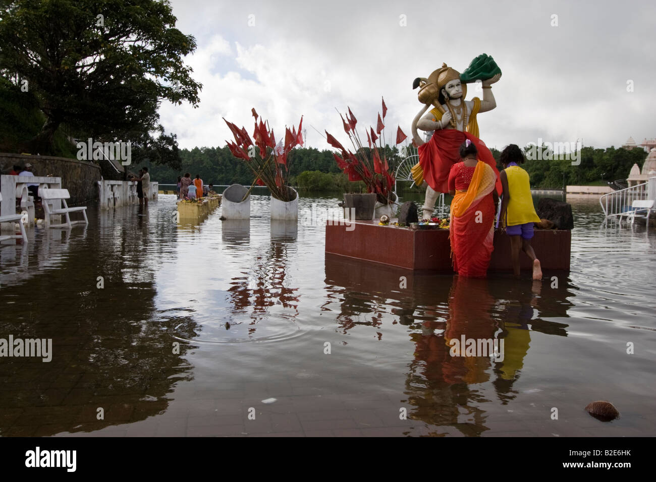 Gläubige machen ihre Offerrings, die hindu-Gottheit Hanuman der Affengott am heiligen Sees Grand Bassin, Mauritius Stockfoto