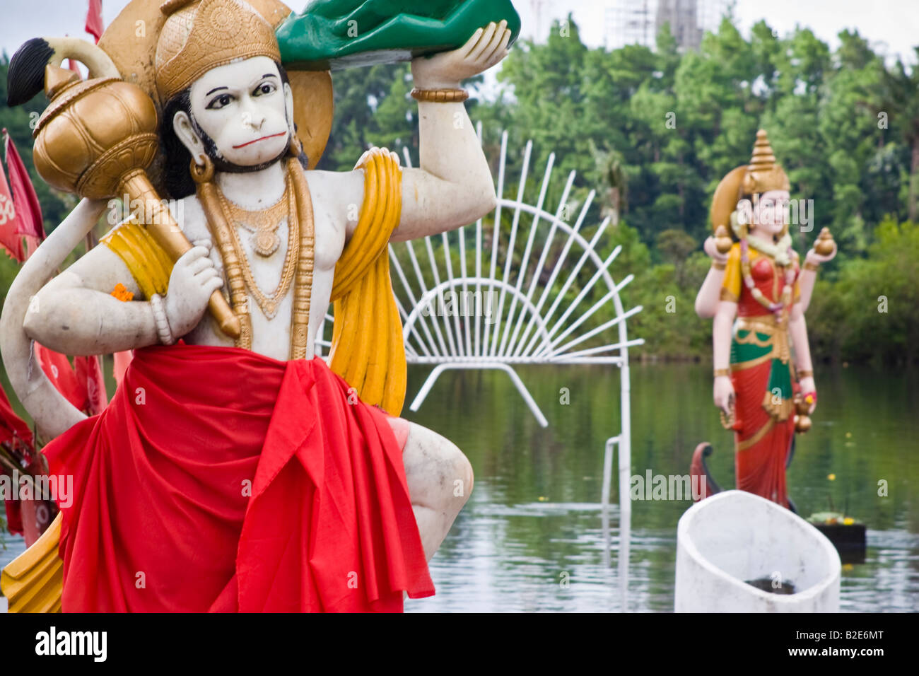 Schließen Sie Schuss der Statue von Hanuman, Gottheit der hinduistischen Mythologie mit der Statue der hindu-Göttin Luxmi im Hintergrund, Stockfoto