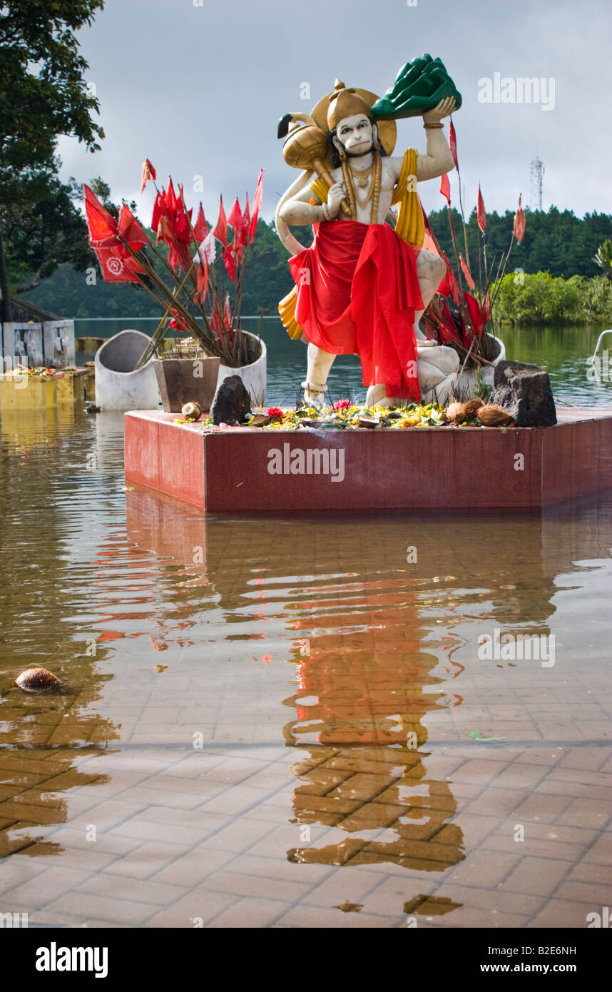 Statue der hindu-Gottheit Hanuman, mit angeboten, die auf dem heiligen Sees Grand Bassin oder Ganga Talao, Mauritius vor Stockfoto