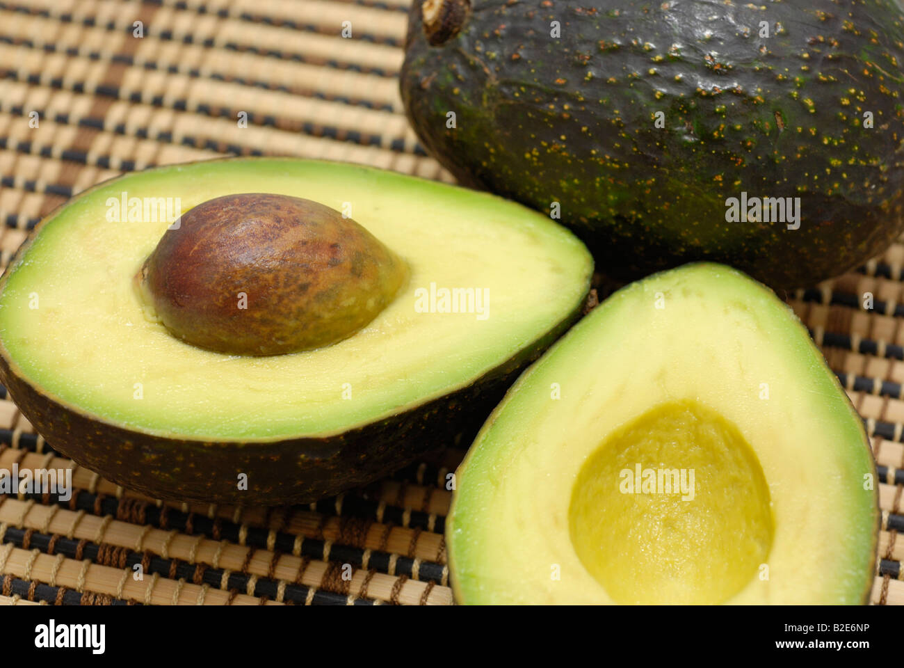 Avocado in Scheiben ein in zwei Hälften, Samen ausgesetzt Stockfoto