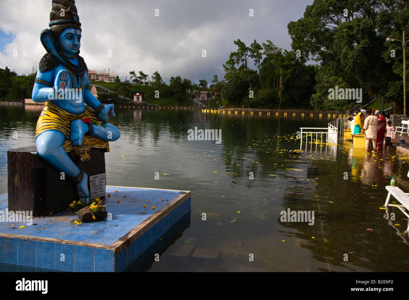 Statue des Gottes Shiva, eine Gottheit der hinduistischen Mythologie, im Heiligen See von Grand Bassin, Mauritius Stockfoto