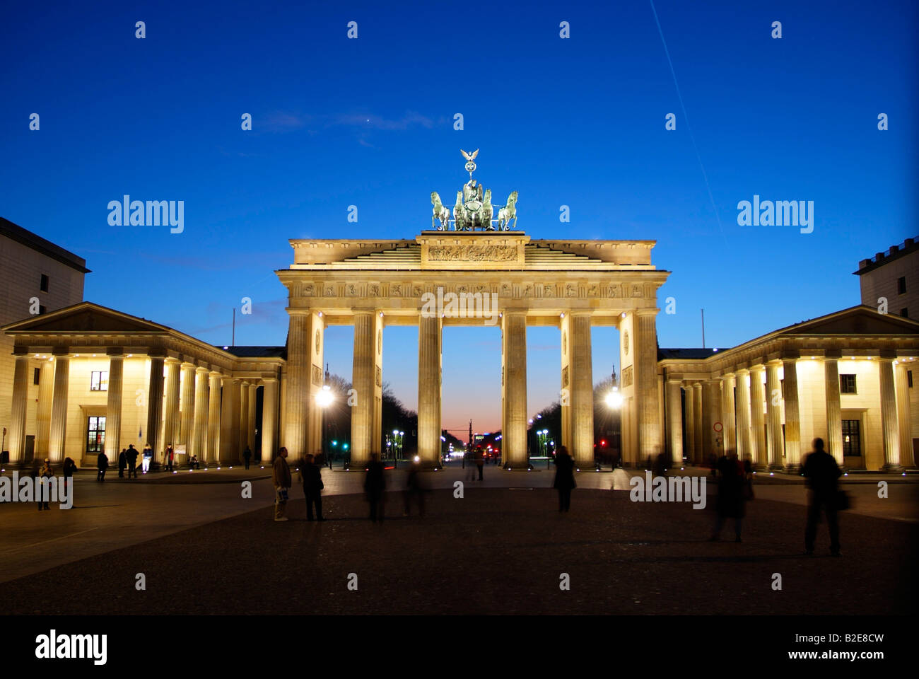 Touristen in der Nähe von Gedenkstätte Tor leuchtet in der Dämmerung Brandenburger Tor Berlin Deutschland Stockfoto