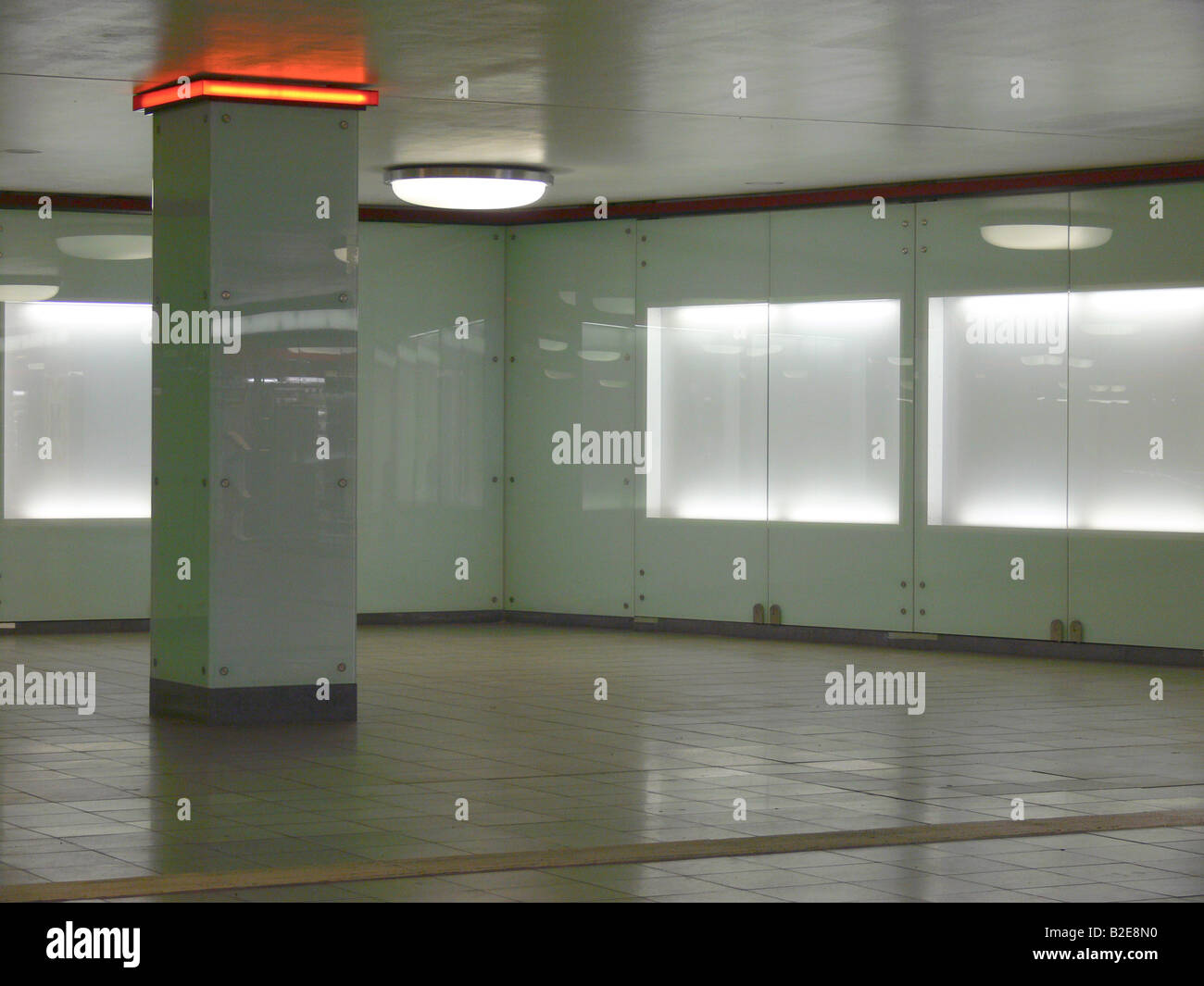 Leeren Sie die u-Bahnstation Berlin Deutschland Europa Stockfoto