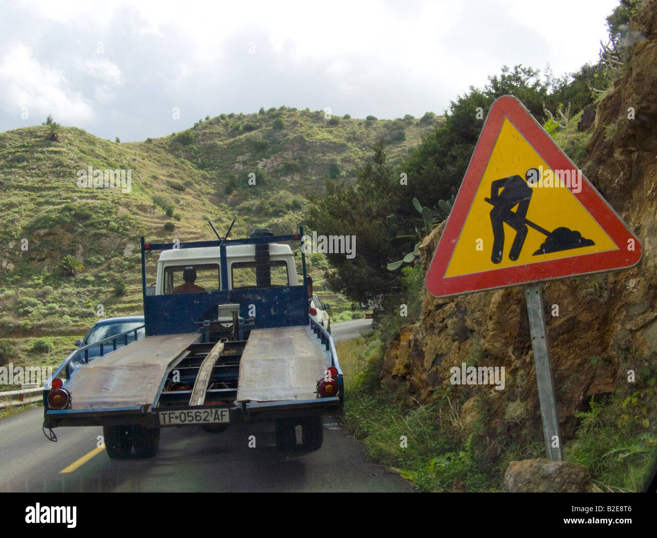 Semi-LKW in Bewegung in der Nähe von Bau Straßenschild, La Gomera, Kanarische Inseln, Spanien Stockfoto