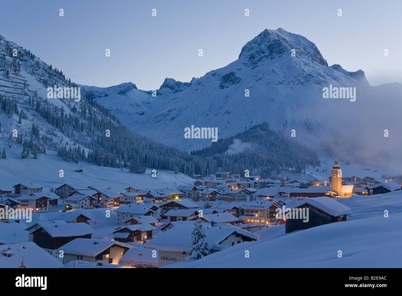 Häuser auf Polarlandschaft Omeshorn, Lech am Arlberg, Vorarlberg, Österreich Stockfoto