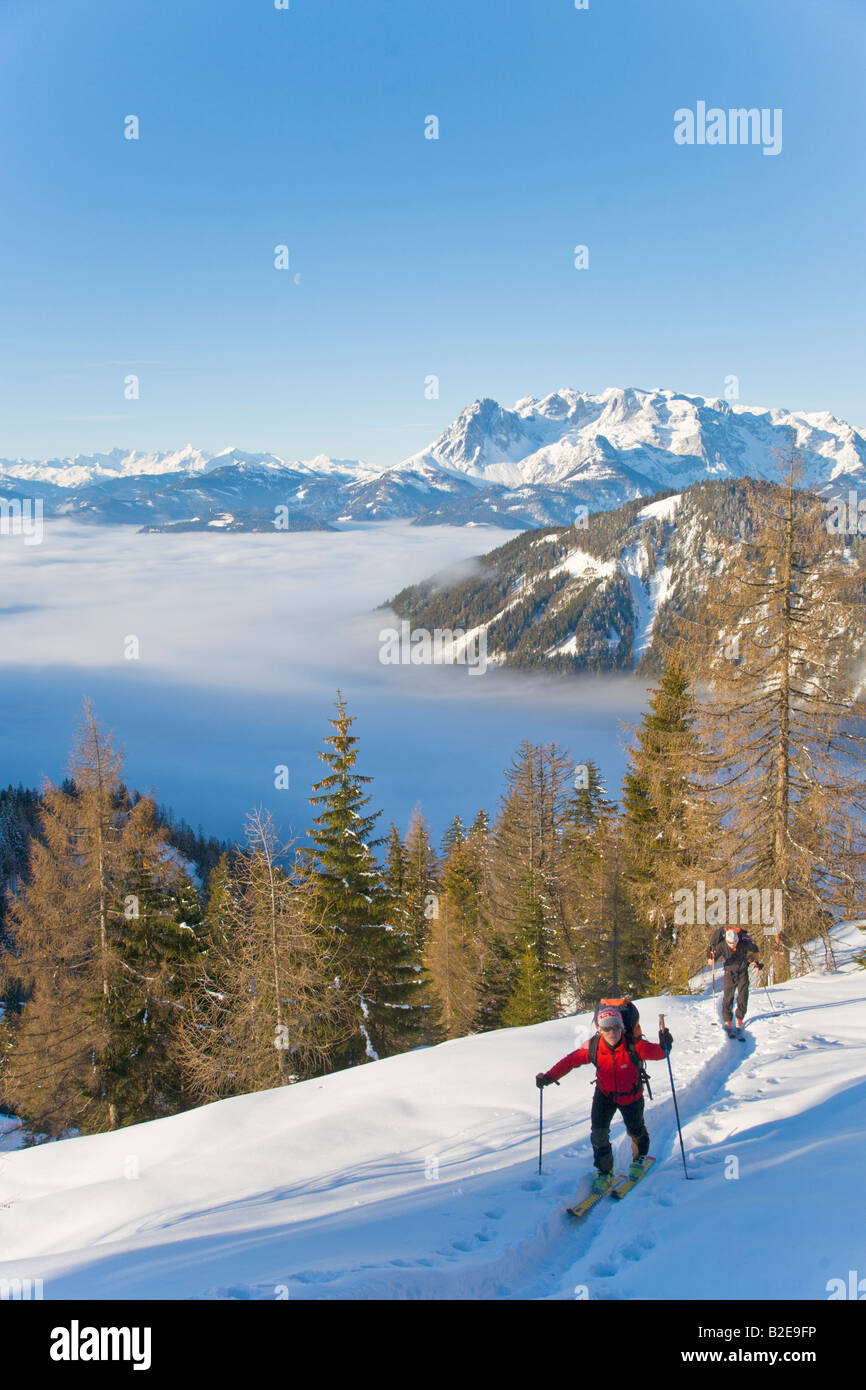 Zwei Skifahrer Wandern im Schnee Hohen Tauern Berchtesgadener Alpen Bayern Deutschland Stockfoto