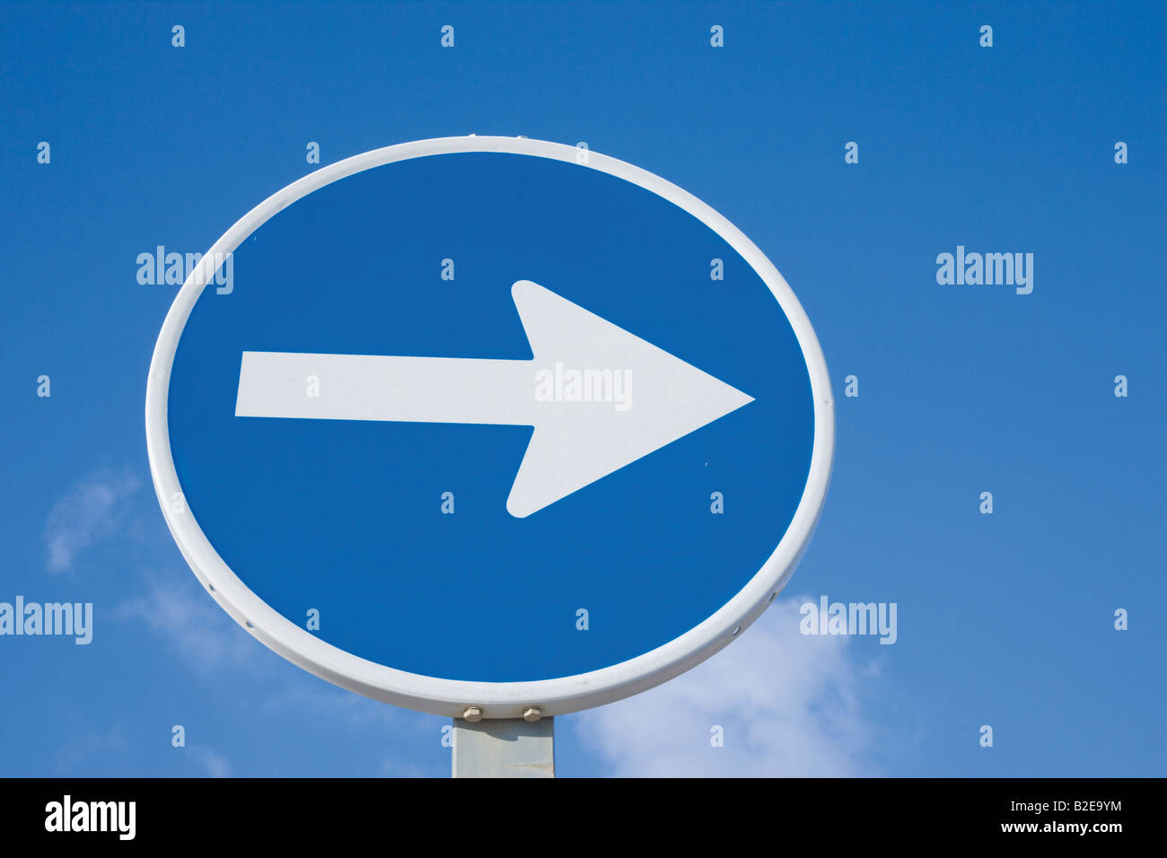 Was Gilt Bei Diesem Verkehrszeichen Pfeil Rechts www.alamy.de