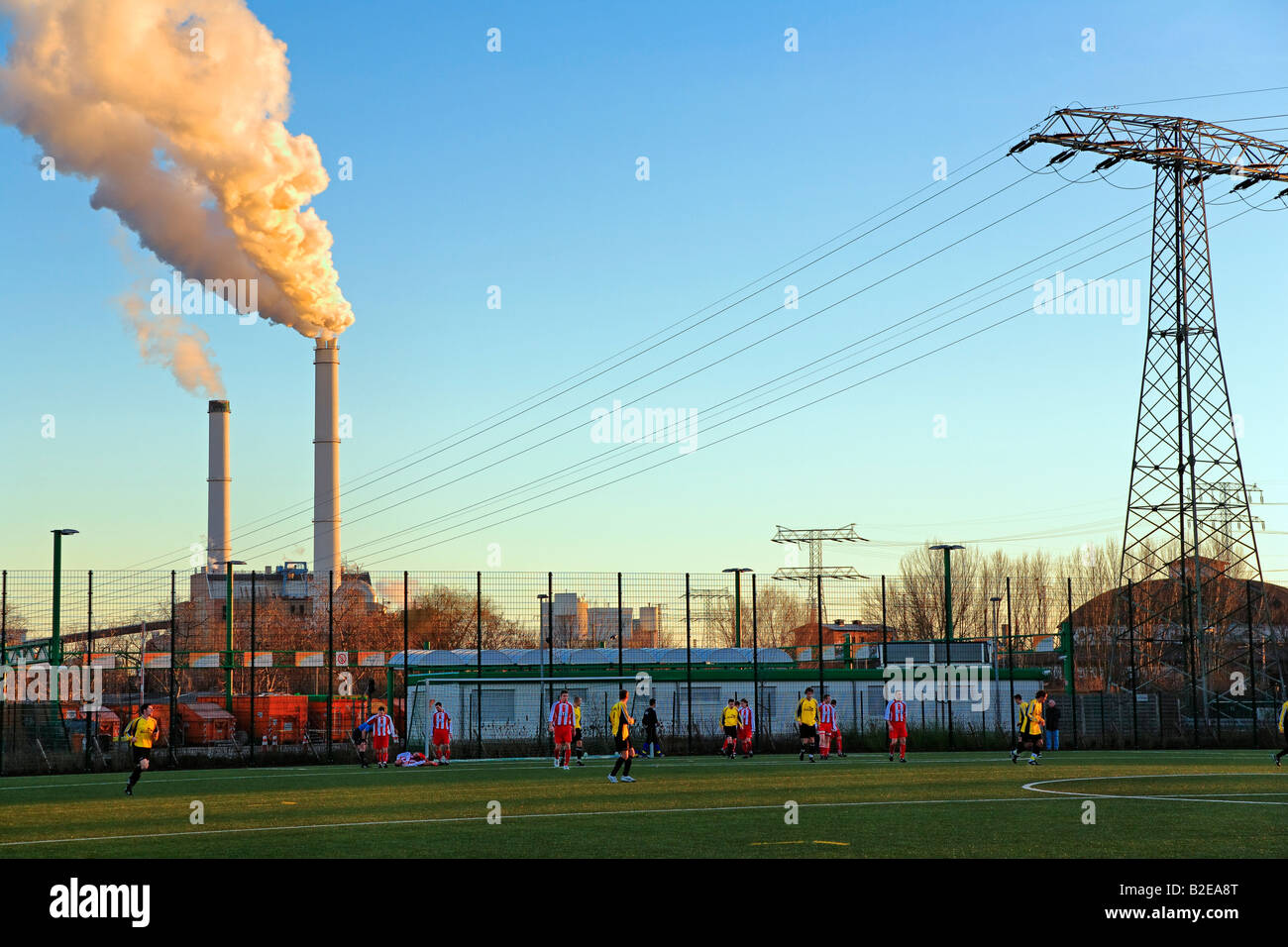Fußball-Spieler spielt im Stadion Klingenberg Kraftwerk Lichtenberg Berlin Deutschland Stockfoto
