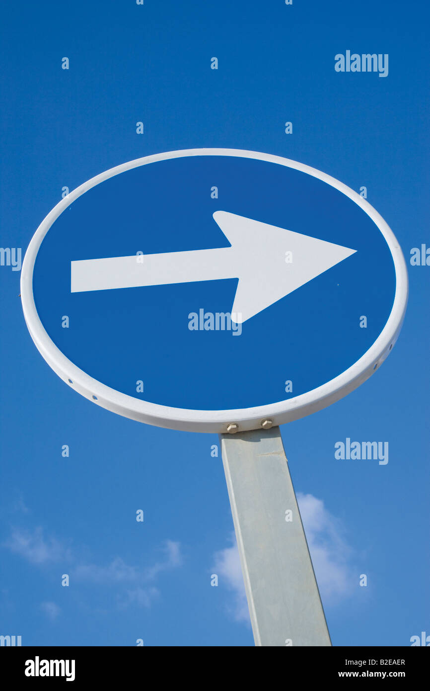 Was Gilt Bei Diesem Verkehrszeichen Pfeil Rechts Verkehrszeichen rechts -Fotos und -Bildmaterial in hoher Auflösung – Alamy