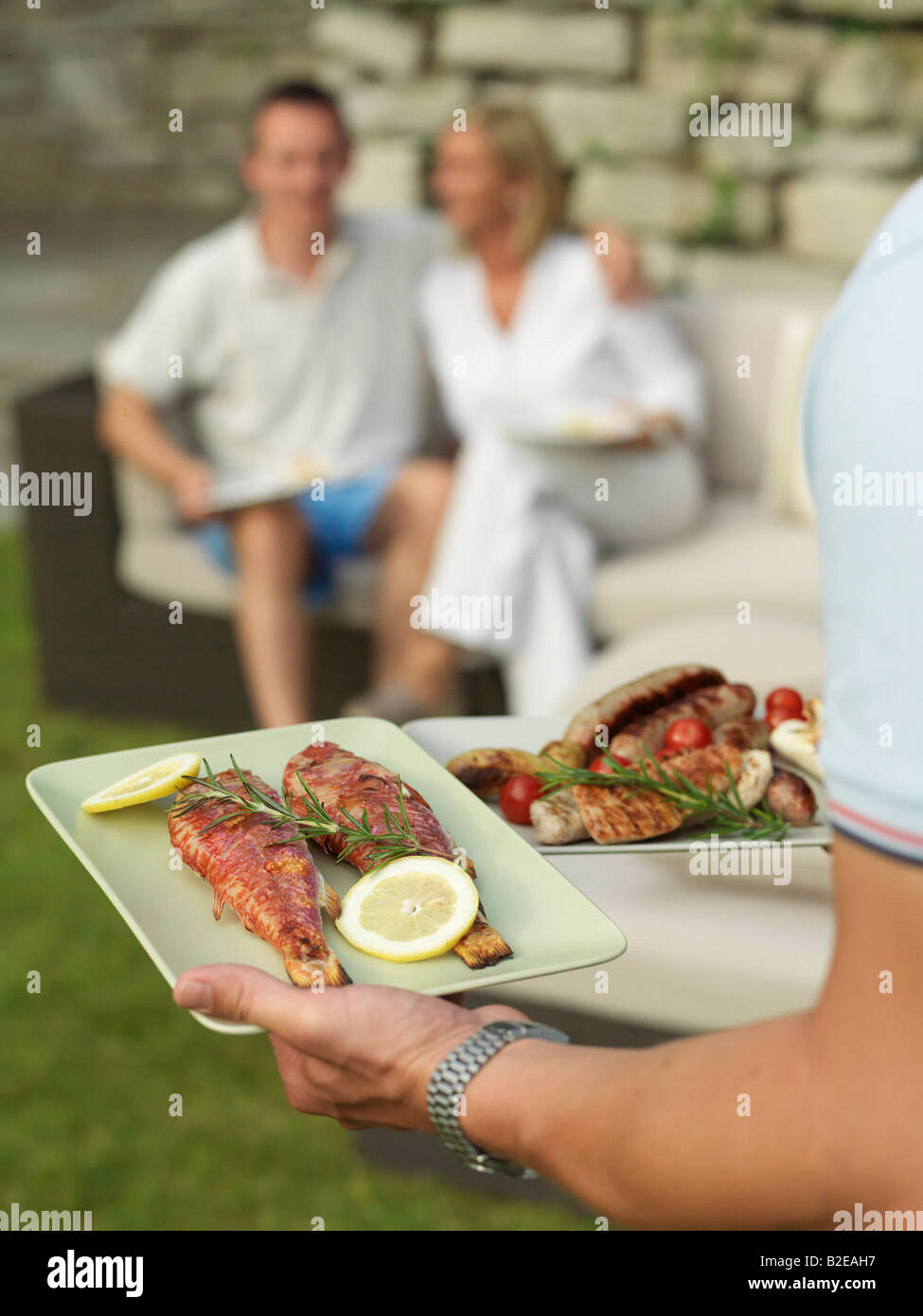 Mittelteil Speisefisch Menschenbild trägt der Platten Stockfoto