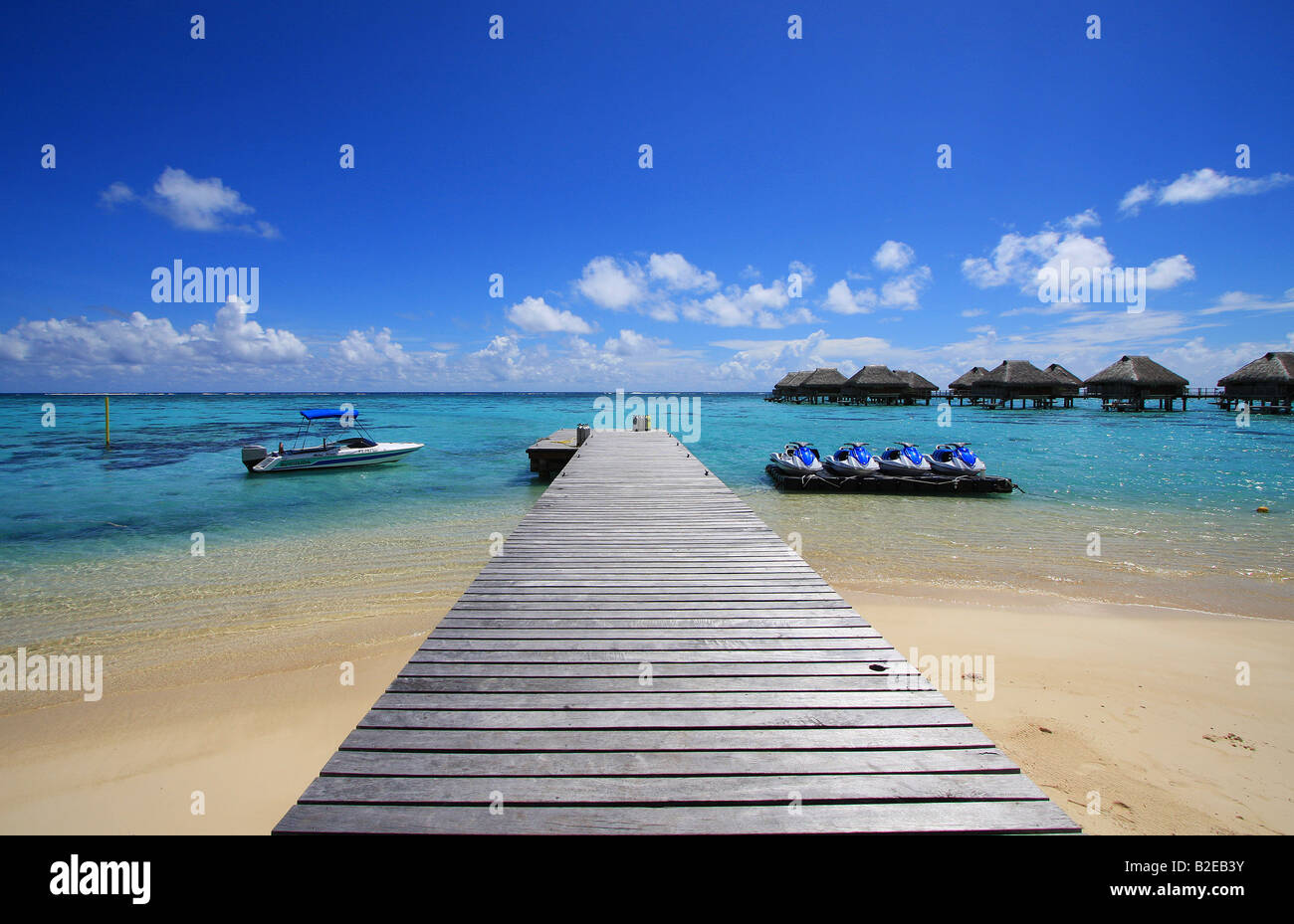 Hütten im flachen Wasser, Tuamotu-Archipel, Französisch-Polynesien, Polynesien, Pazifik-Insel Stockfoto