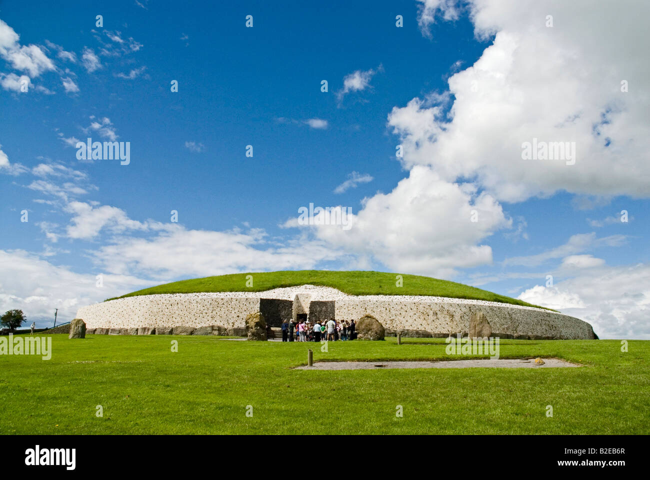 Touristen vor dem Gebäude Newgrange Knowth Boyne Valley County Meath Leinster, Irland Stockfoto