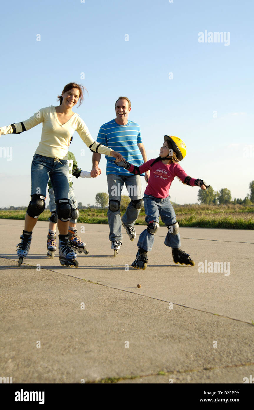 Inline skating group Fotos und Bildmaterial in hoher Auflösung Alamy
