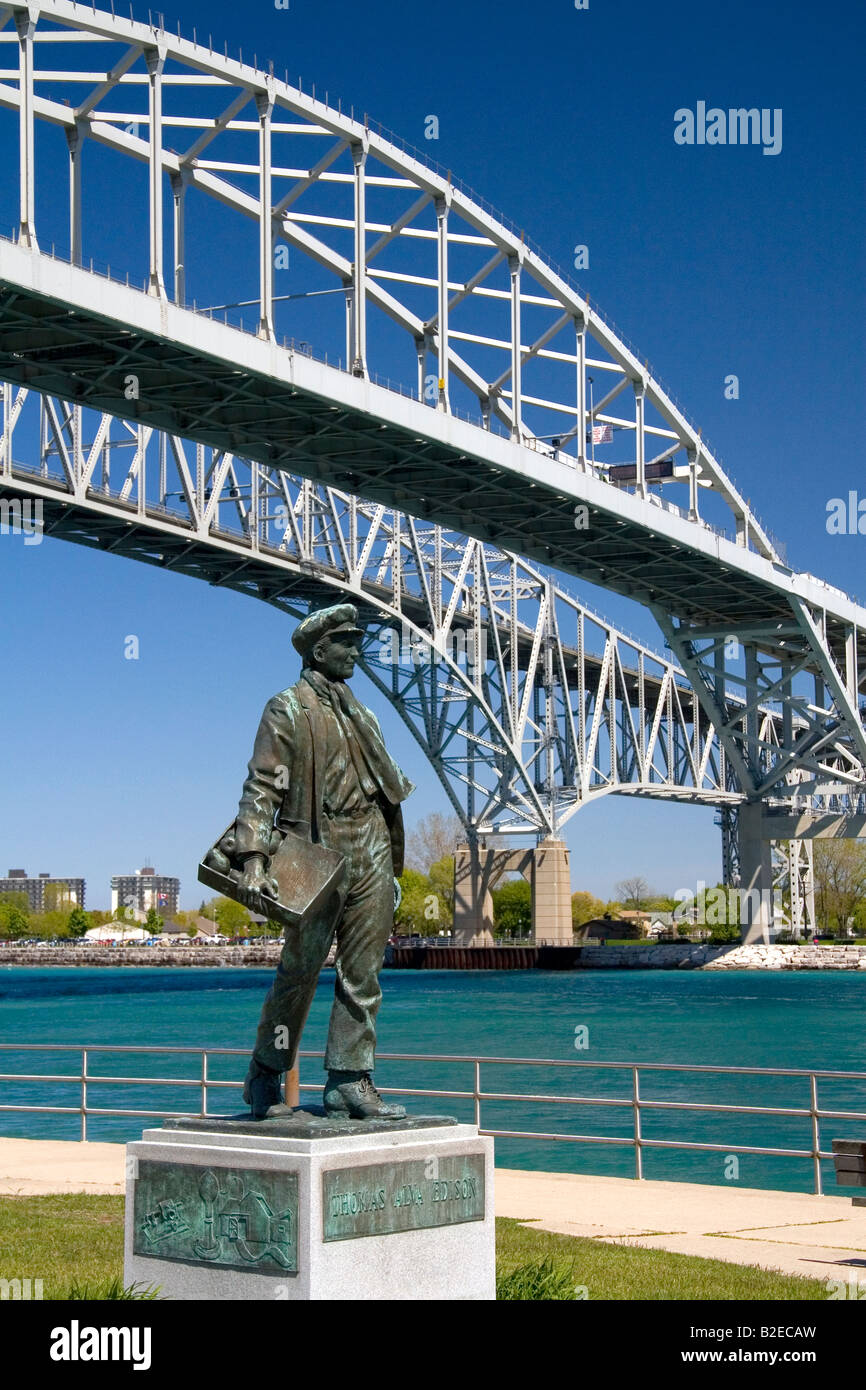 Thomas Edison durch lokale Künstler Mino Duffy sitzt unterhalb der Blue Water Bridge entlang des St. Clair River in Port Huron, Michigan Stockfoto