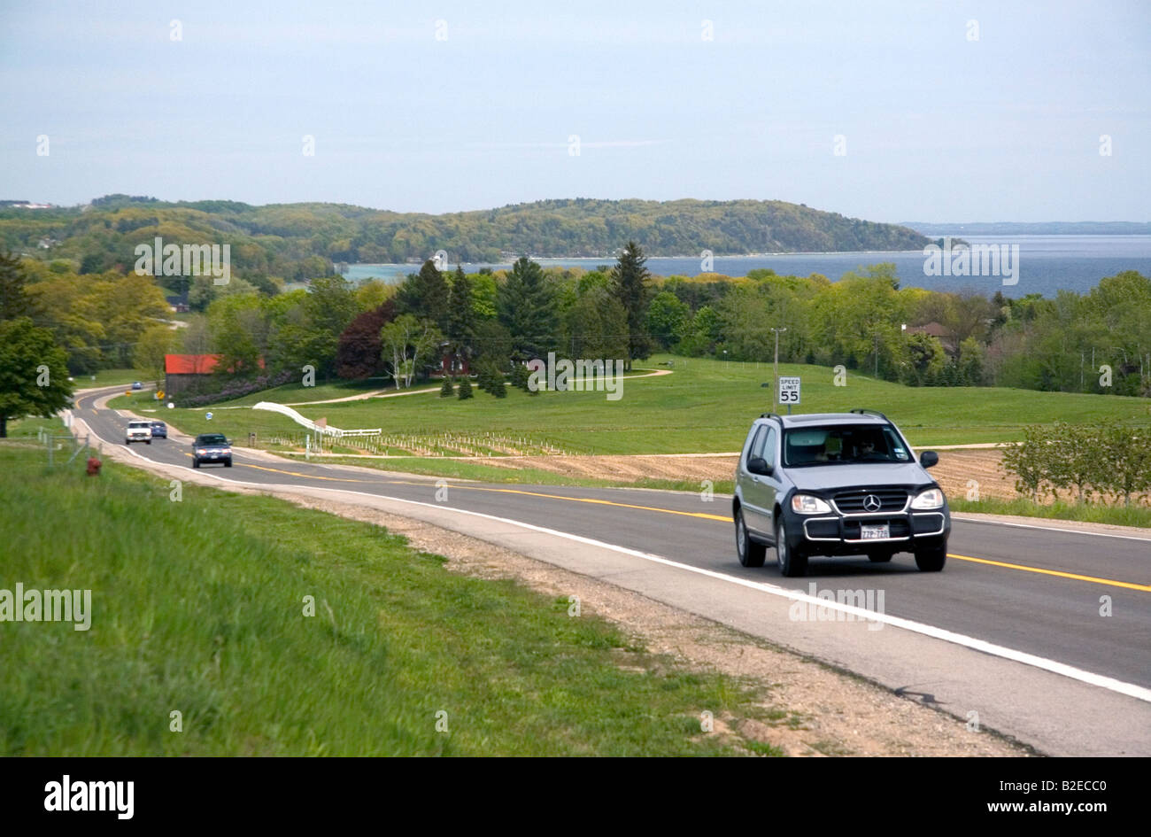 Autos fahren auf M 37 Staatsstraße in der Nähe von Traverse City, Michigan Stockfoto