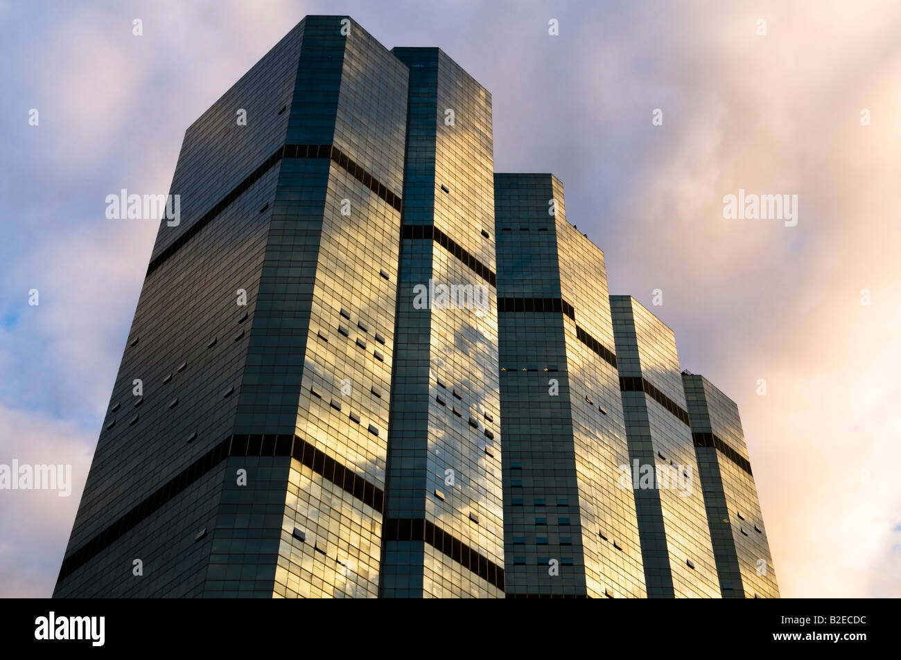 Empire Tower. Ein Bangkok-Wolkenkratzer bei Sonnenuntergang Stockfoto