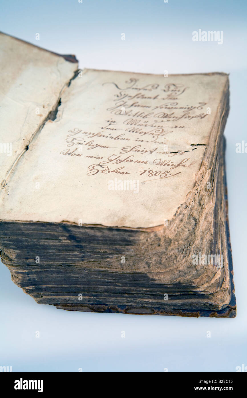 Altes zerfleddertes Buch mit Inschrift datiert 1805 Stockfoto