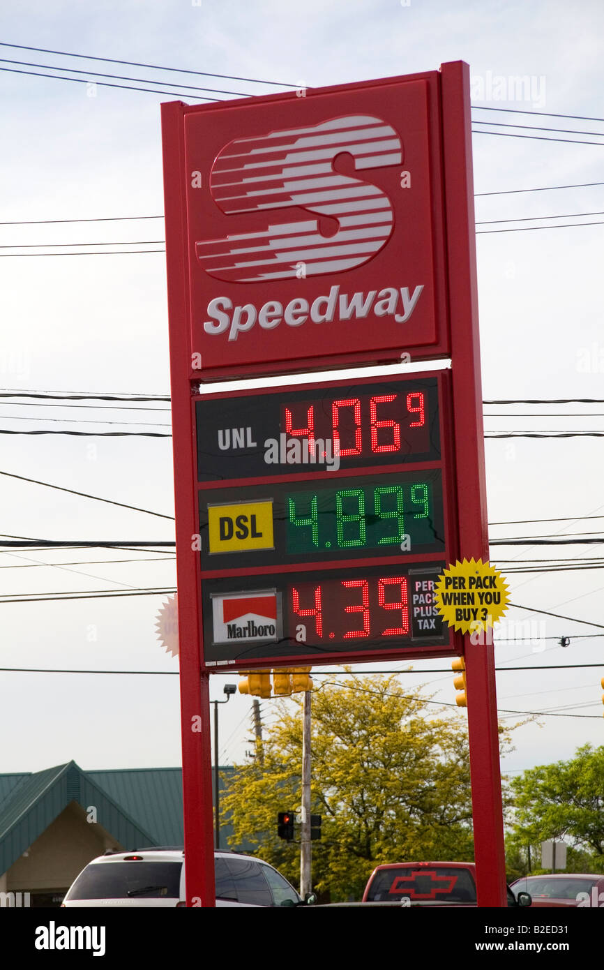 Gaspreise auf dem Display an einer Tankstelle in Lansing, Michigan Stockfoto