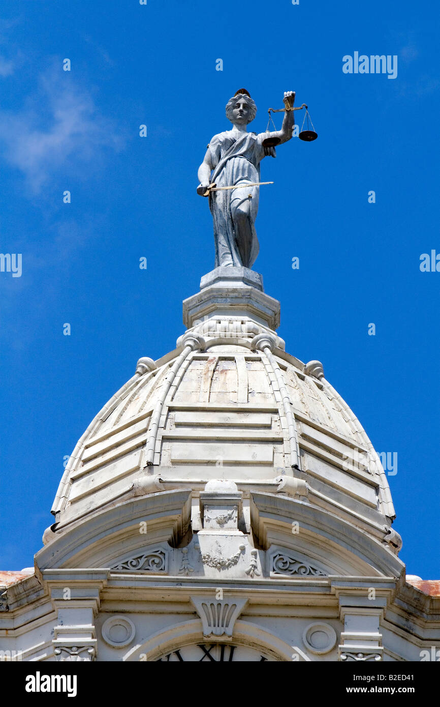 Justitia mit Schwert und Waage auf die Ionia County Courthouse in Ionien Michigan dargestellt Stockfoto