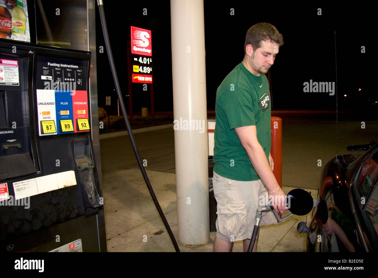 Gaspreise hinter einem Mann Pumpen Gas in Lansing Michigan am 31. Mai 2008 Stockfoto