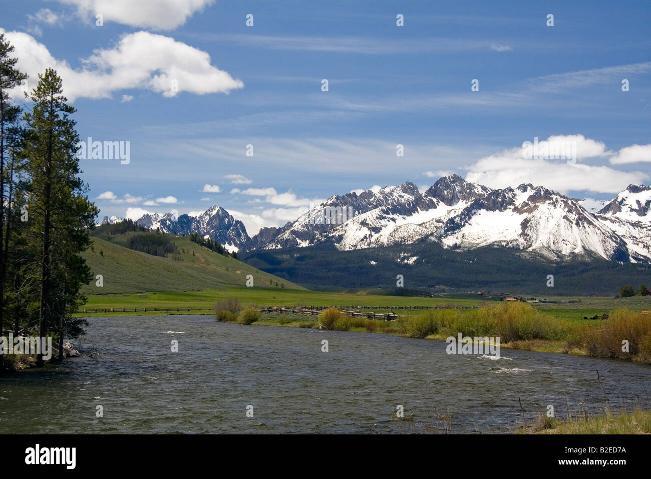Der Salmon River fließt durch das Sawtooth Tal unterhalb der Sägezahn Mountain Range in der Nähe von Stanley Idaho Stockfoto