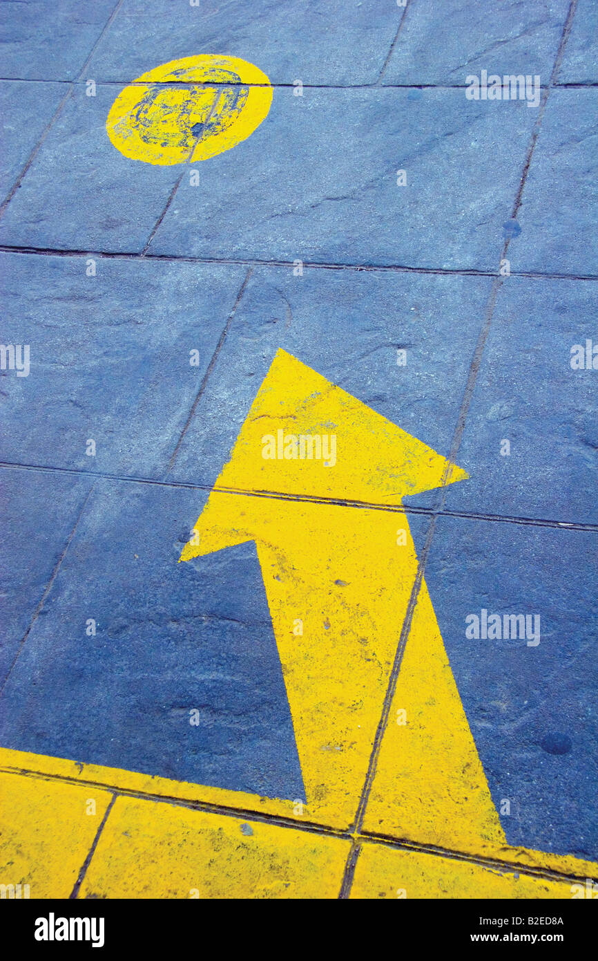 gelber Pfeil blau gelben Kreis Stock Stockfoto