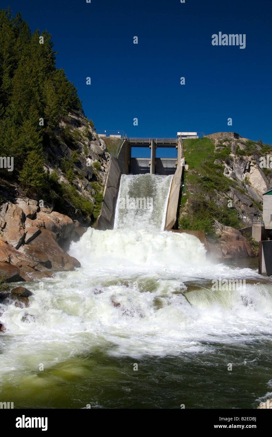 Wasser aus der Steckdose der Cascade Dam auf Kaskade Reservior Payette River Valley County Idaho fließt in Strömen Stockfoto