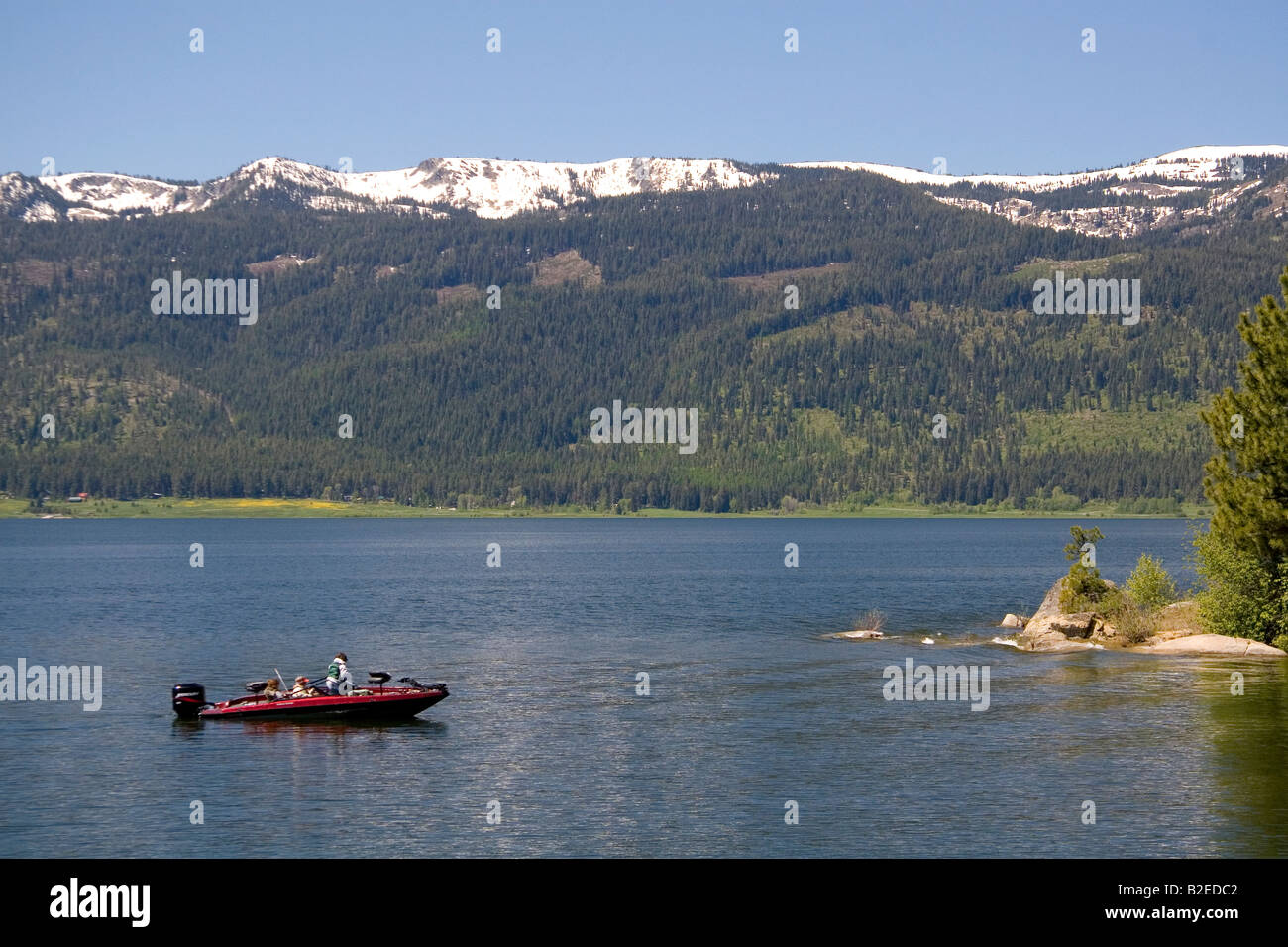Baß-Fischerboot auf Cascade Lake im Valley County Idaho Stockfoto