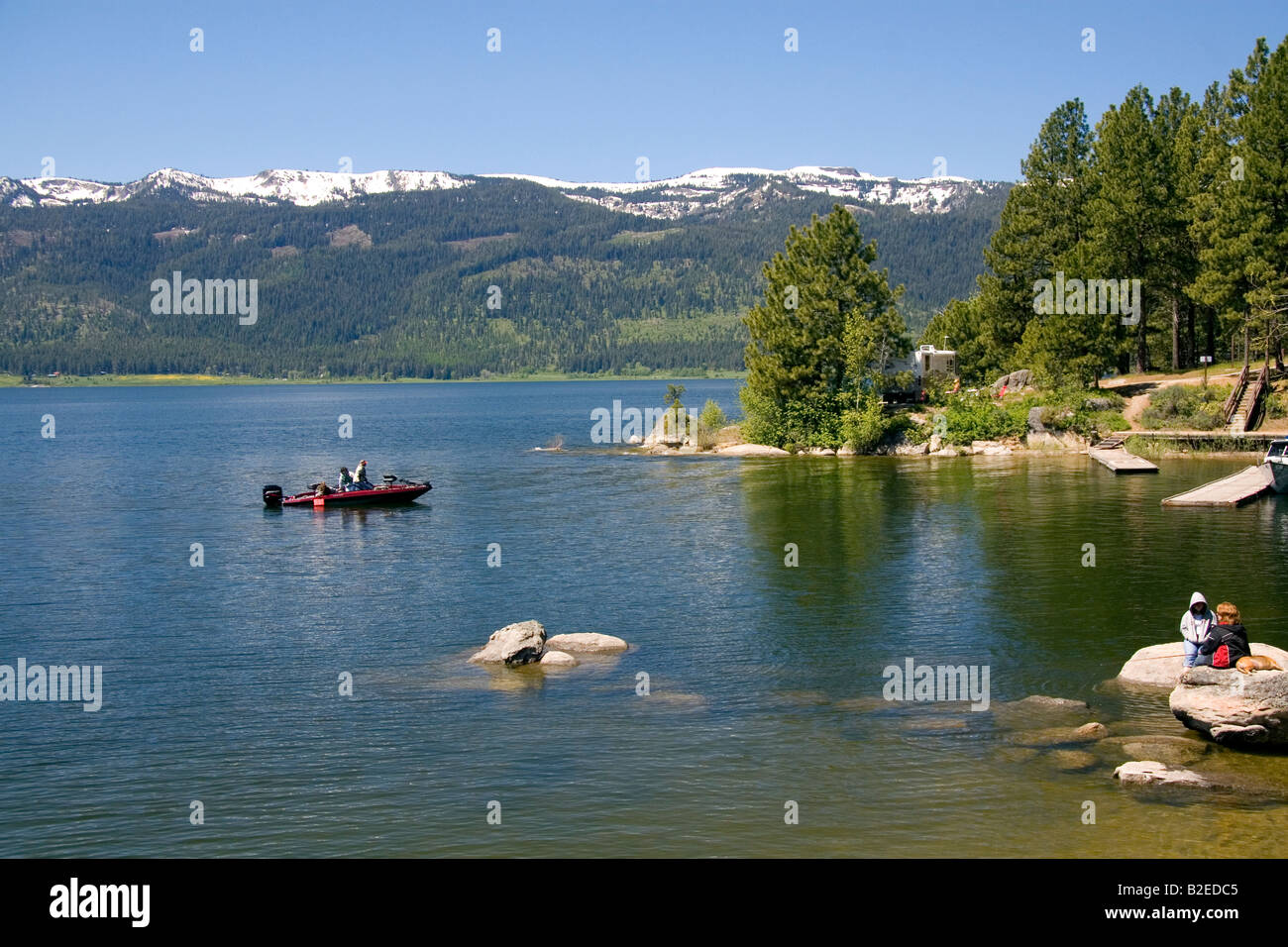 Baß-Fischerboot auf Cascade Lake im Valley County Idaho Stockfoto