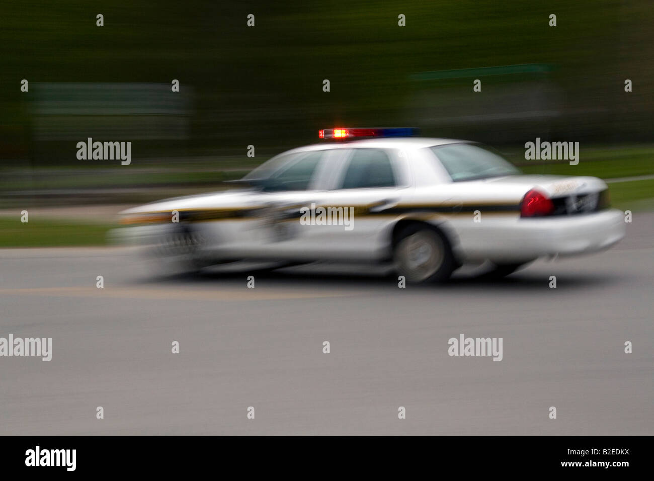 Polizeiauto mit Leland Michigan in Bewegung Stockfoto