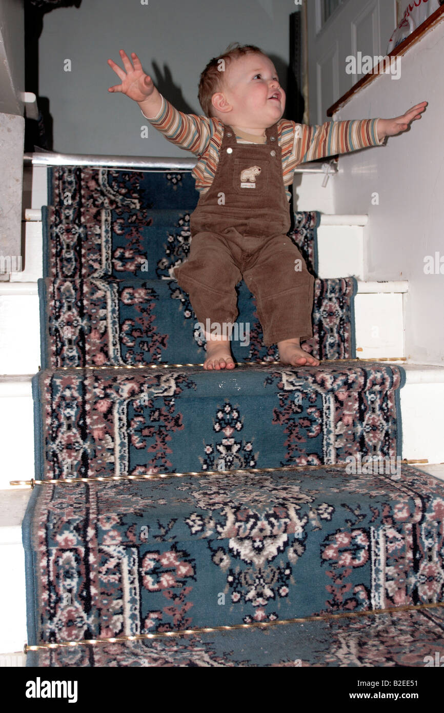 ein 1 Jahr altes Kind auf Treppe Stockfoto