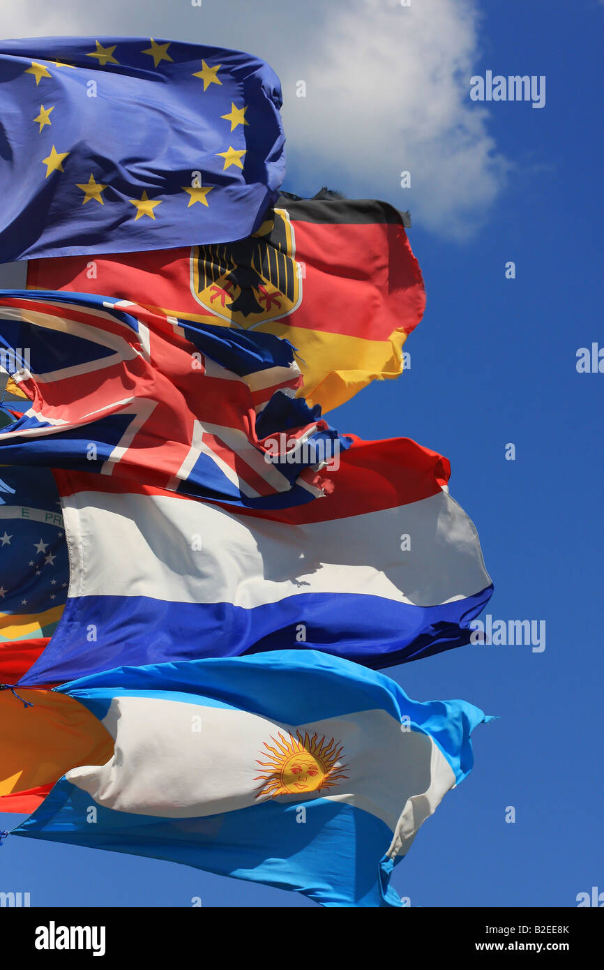 Die Nationalflaggen der Frankreich Großbritannien und Deutschland zusammen mit der Flagge der Europäischen Union und der Argentinier fliegen zusammen Stockfoto